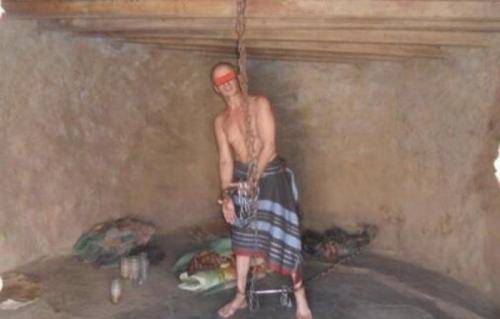 العثورعلى رجل يعاني من مرض نفسي مكبلاً بالسلاسل منذ اكثر من (30) عاماً