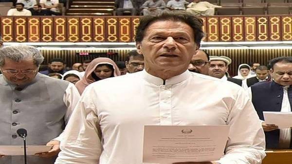 عمران خان يؤدي اليمين الدستورية رئيسا لوزراء باكستان