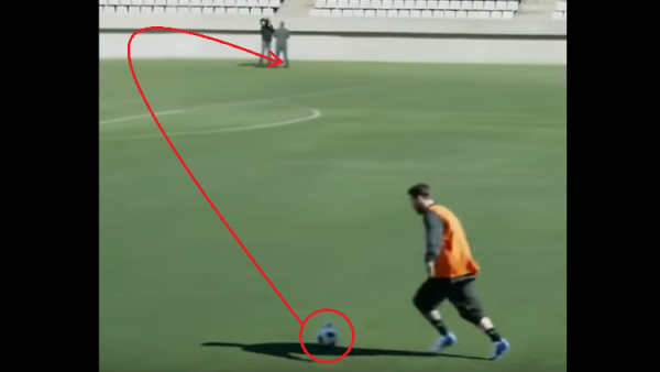 ميسي يثبت مهارته الخارقة بركلة مررها بين قدمي صحفي من بعيد