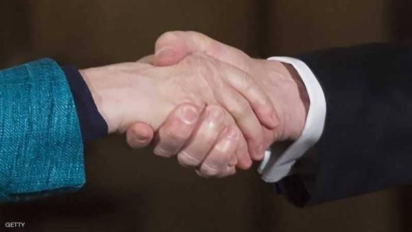 مصافحه بين زوجين تحرمهم الجنسيه ... تفاصيل