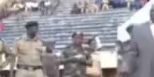 رئيس دوله يسقط بعد ركله للكره.. شاهد الفيديو