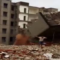 شاهد.. ينجو في اللحظات الأخيرة من انهيار مبنى فوق رأسه