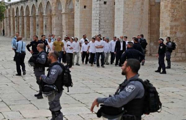 عشرات المستوطنين وضباط المخابرات الإسرائيلية يقتحمون المسجد الأقصى
