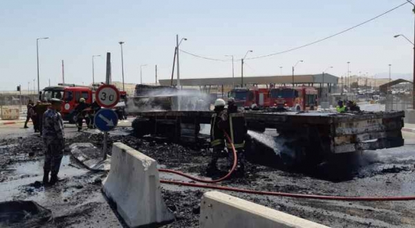 فرق إطفاء من الأردن وفلسطين والإحتلال يتعاملون مع حريق في جسر الملك حسين.. صور