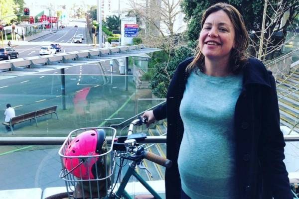 الوزيرات السابقات والحاليات  ليس لهن علاقة بالخبر ..... وزيره اوربيه  حامل تتوجه للمستشفى على بسكليت لتضع  مولودها