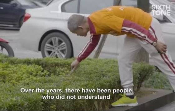 مليونير صيني يقضي فراغه بجمع القمامة