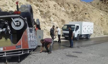 شاهد بالصور..تدهور سيارة  اطفاء  على الطريق الصحراوي