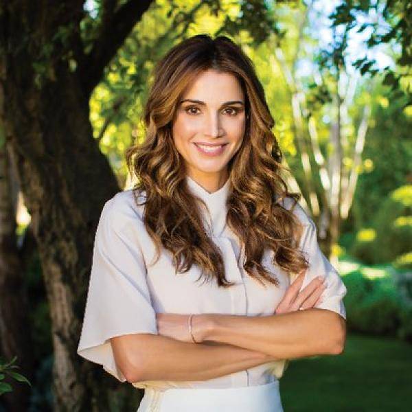 الملكة تكتب اسماء شهداء الفحيص والسلط في سماء عمان