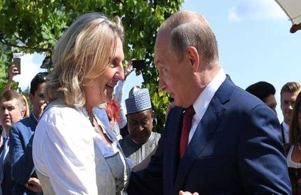 ضجة إثر صورة لوزيرة خارجية النمسا وهي تنحني أمام بوتين بعد مراقصته خلال حفل زفافها