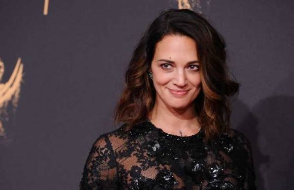 ممثلة تغتصب زميلها وتدفع له المال مقابل السكوت