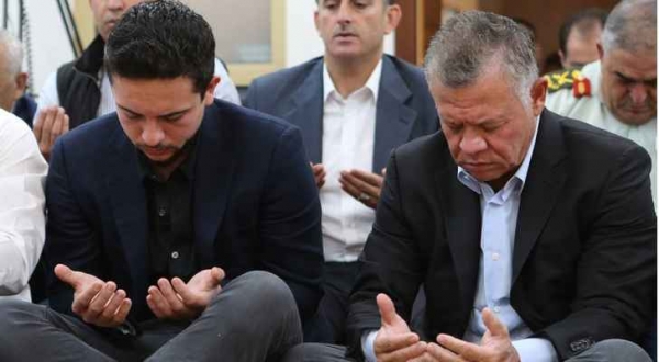 الملك وولي العهد وأسر شهداء أحداث الفحيص والسلط يؤدون صلاة العيد في العقبة.. صور