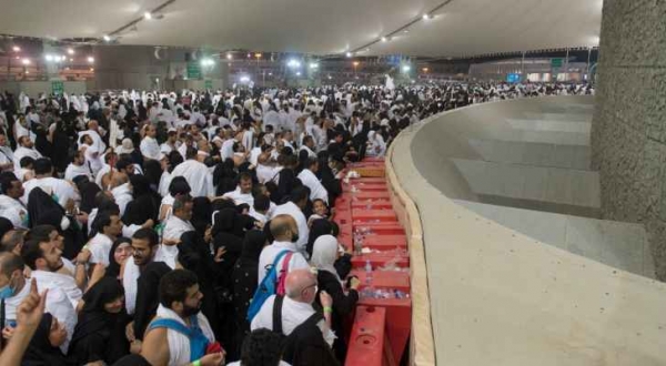 الحجاج يبدأون رمي الجمرات في أول أيام العيد