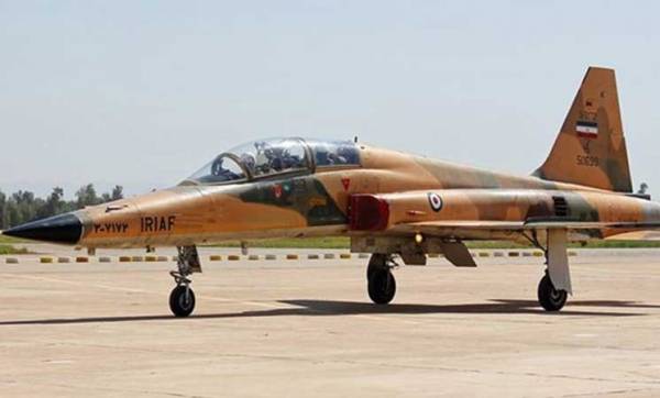 إيران تكشف عن طائرة مقاتلة جديدة محلية الصنع قادرة على إصابة أهدافها