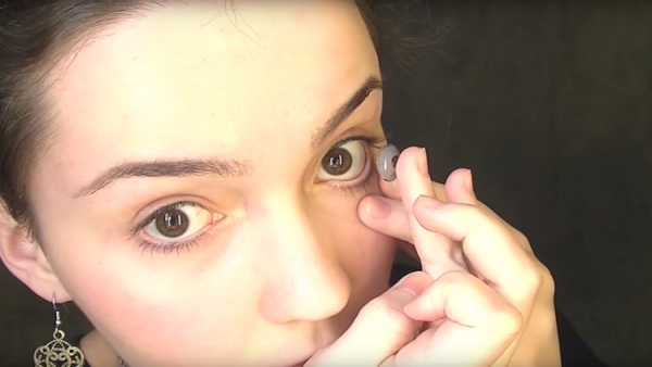 تحذير علمي.. العدسات اللاصقة خطر يهدد الحياة على كوكب الأرض!