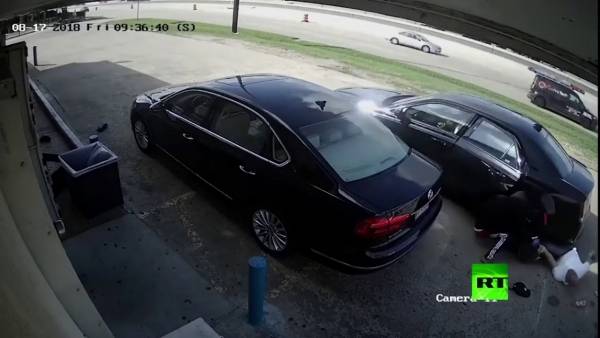 شاهد عملية سطو عنيفة في وضح النهار على امرأة تحمل 75 ألف دولار