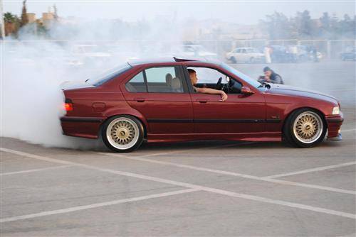 شاهد ماذا حصل لسائق كان يمارس “التشحيط” بمركبته في منطقة صويلح