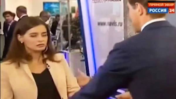 شاهد.. مراسلة تفقد الوعي خلال إجراء مقابلة مع وزير على الهواء