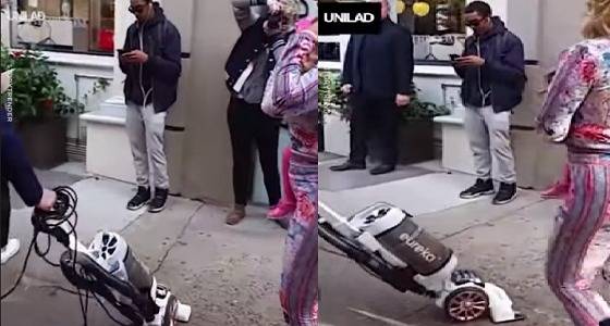 بالفيديو..فتاة تستأجر رجلاً لتنظيف الشارع أمامها أثناء سيرها