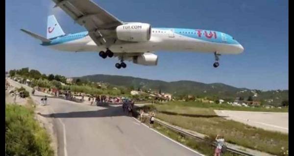 محرك طائرة يقذف طفلاً مسافة 32 قدماً