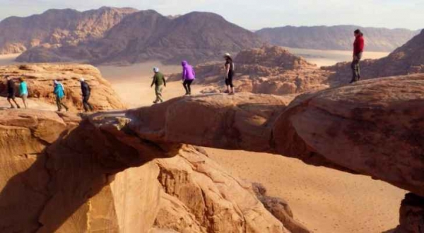 الدفاع المدني ينقذ سائح أمريكي سقط من مرتفع في وادي رم