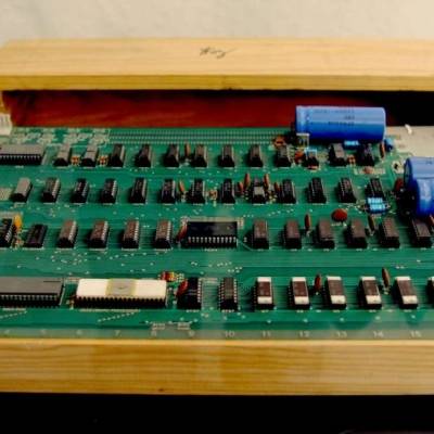 مزاد علني لبيع أول جهاز كمبيوتر “أبل”.. ثمنه مذهل!