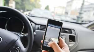 السير تواصل حملتها لمراقبة وضبط استخدام الهواتف اثناء القيادة