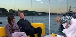 بالفيديو.. مذيعة تتقيأ على الضيف خلال بث مباشر!