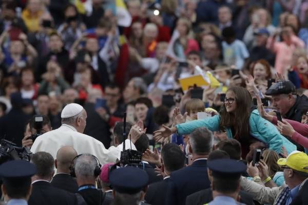 البابا يعرب عن ألمه وخجله