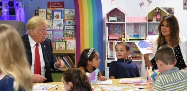 فضيحة جديدة .. ترامب لا يستطيع رسم العلم الأميركي