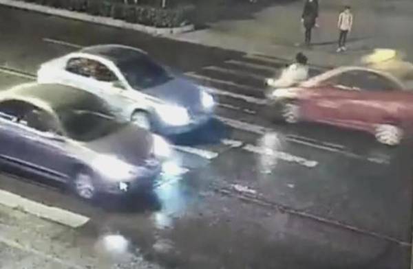 في الصين.. المشاة يتجاهلون امرأة دهست مرتين (فيديو)