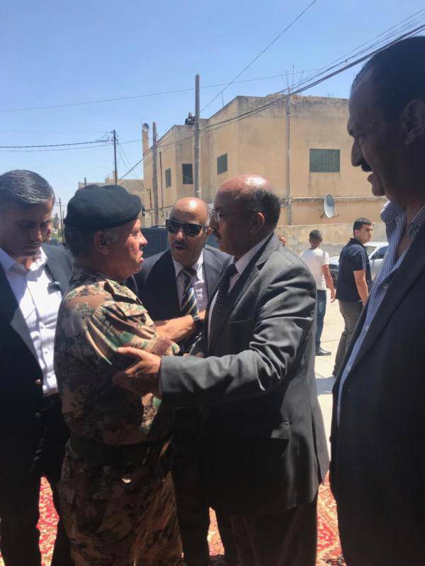 الملك يقدم واجب العزاء بالشهيد أحمد الزعبي في الرمثا