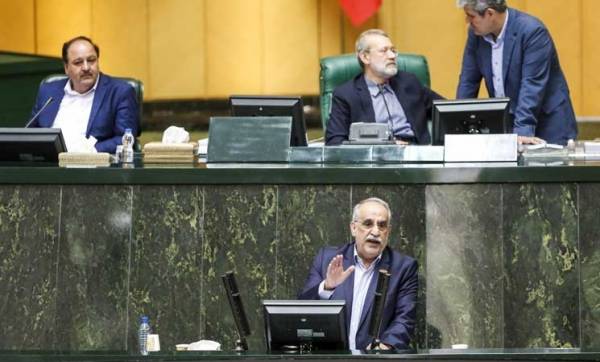 مجلس الشورى الإيراني يحجب الثقة عن وزير الاقتصاد