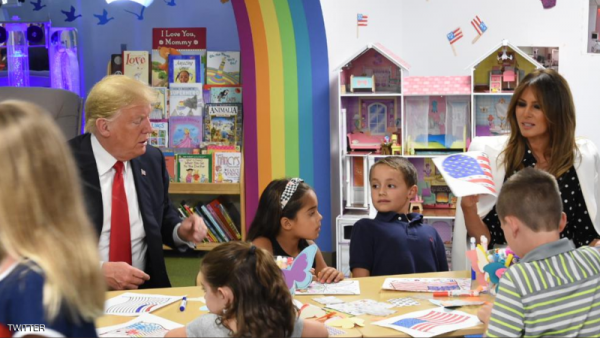 الكاميرات ترصد خطأ فادحا لترامب.. بحضور الأطفال (صور)
