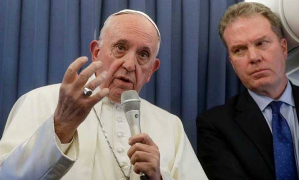 البابا فرنسيس يوصي بمعالجة نفسية للمثلية إذا اكتشفت في سن الطفولة