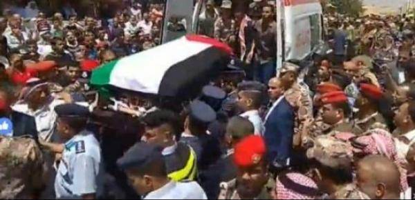 تشييع جثمان الشهيد الطيار الخوالدة بمشاركة الآلاف (صور)
