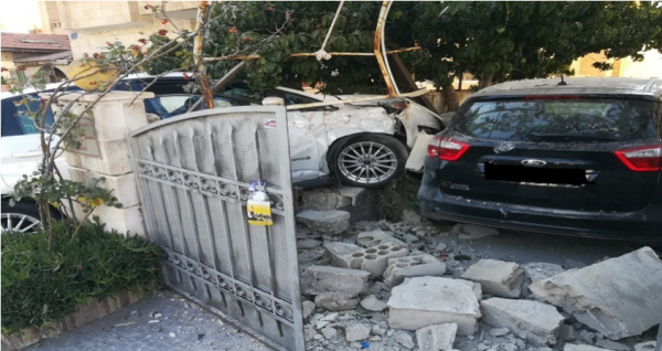 خمسينية تفقد السيطرة على مركبتها وتقتحم منزلا في عمان