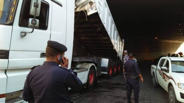 إغلاق جزئي في نفق الصحابة نتيجة حادث صدم قلاب  صور