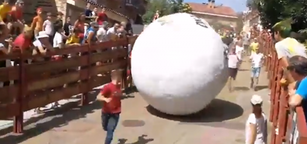 كرة عملاقة تسحق رجلا في مهرجان سان فيرمان