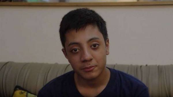 مخيف أم مثير.. باكستاني يشتهر بموهبة غريبة! (فيديو)