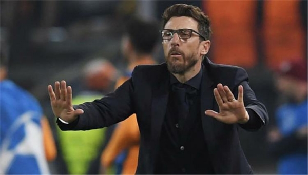 لاعب روما يتسبب في كسر يد مدربه