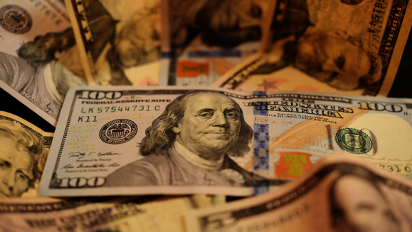 موظف استلم 100 ضعف راتبه الشهري بسبب خطأ بشري!