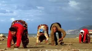 تعرفوا إلى العائلة التي يسير أفرادها على الاطراف الاربعه .. وهذا هو السبب الغريب