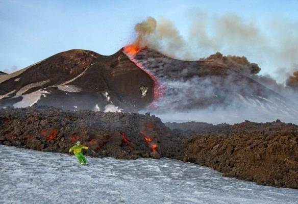 بالصور.. التزلج بالقرب من الحمم البركانية في جبل إتنا