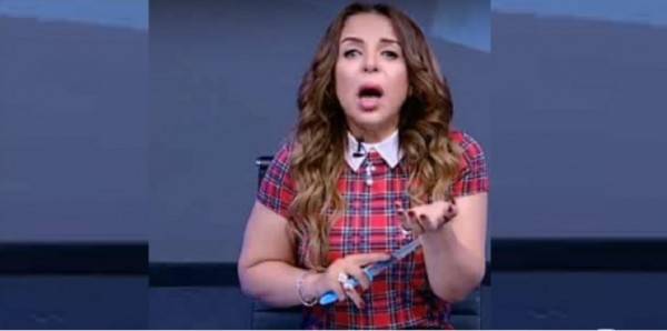 إعلامية مصرية تقطع شرايين يدها على الهواء مباشرة (+18)