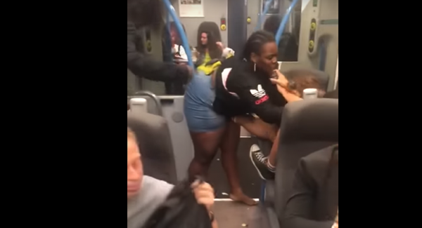 معركة ضارية في قطار بريطاني بسبب ساندويتش (فيديو)