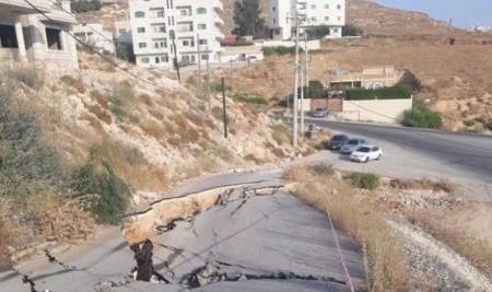 انهيار طريق بالكامل في الكرك بسبب حفريات مقاول
