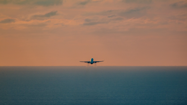 ركاب طائرة يشهدون غيمة انفجار نووي أثناء التحليق!