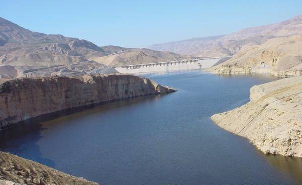 استدعاء فريق من مختبرات المياه لفحص مياه الموجب