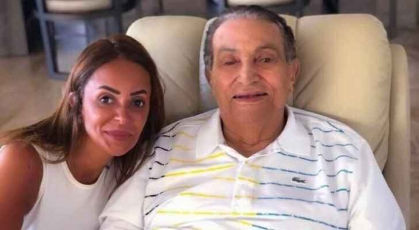 صاحبة الصورة الأخيرة لمبارك تكشف كواليس التقاطها وتعتذر