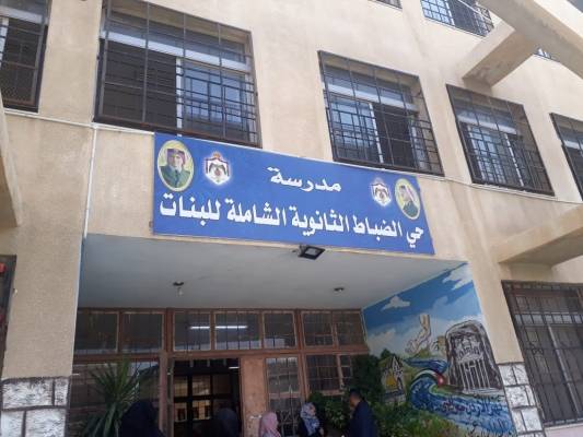 بالصور : تربية الزرقاء الأولى تنقل 360 طالبه لمدرسة غير مجهزه